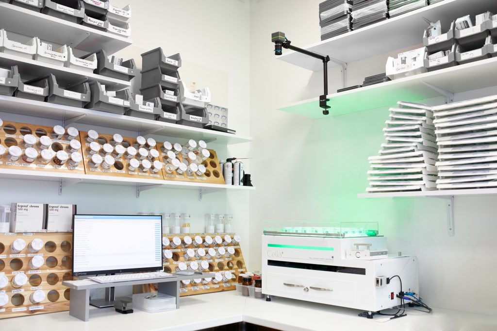 Robot Celia installé dans une pharmacie pour automatiser la préparation des piluliers